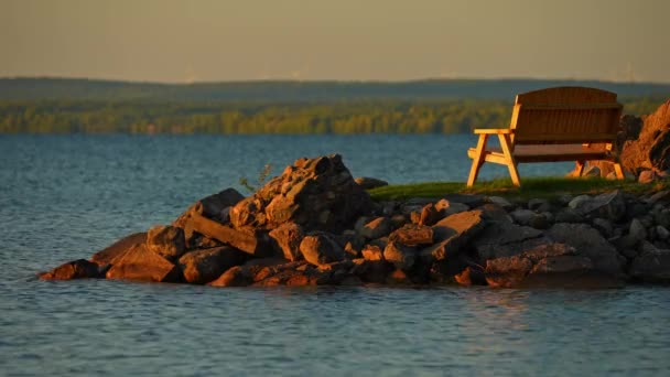 Romantyczny Widok Pustą Ławkę Małej Zatoce Jeziora Manitou Złoty Zachód — Wideo stockowe