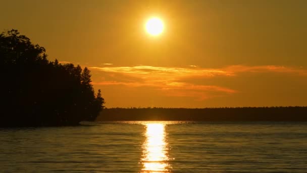 黄色和红色的落日天空 云彩映衬的电影视图 今天就到此为止吧夏天的黄昏 在加拿大荒野 日落时分 太阳落在暮色中 日落时分 太阳以巨大的圆形落下 夜晚的天空 — 图库视频影像