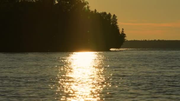Νερό Σπινθηρίζει Κίτρινο Ζεστό Φως Από Ηλιοβασίλεμα Επική Θέα Της — Αρχείο Βίντεο