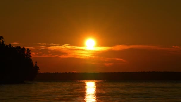 大的亮黄色的太阳圆盘在日落时向下移动 史诗般的天空和天空线 黄昏时分令人惊奇的橙色红色 电影色彩生机勃勃的日落 荒野中的黄金时刻 — 图库视频影像