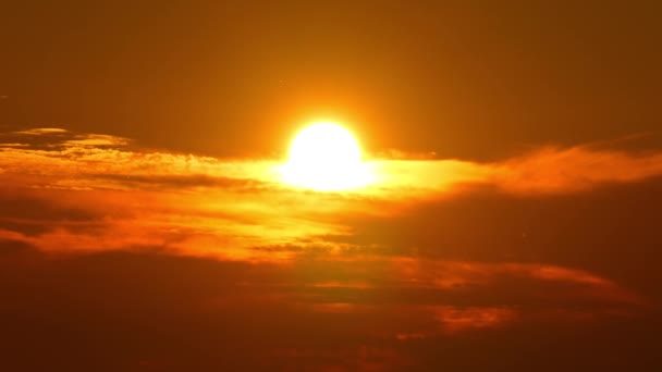 Güneşin Turuncu Kırmızı Bir Gökyüzünde Batışı Güneşin Parlak Sıcak Bir — Stok video