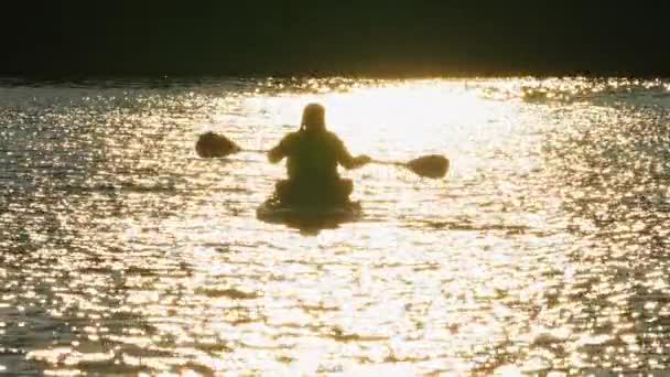 Mujer Desliza Paddle Board Durante Tranquila Puesta Sol Hora Dorada — Vídeo de stock