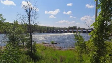 Burleigh Falls Köprüsü. Kuzey Ontario 'ya seyahat ederken, güneşli bir yaz gününde küçük şelalesi ve orman arazisi olan doğa nehri. Nehirde taze su.