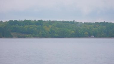 Manitoulin Adası 'ndaki Pike Gölü, Kuzey Ontario, Kanada. Sulak alanların vahşi doğasının güzel sihirli manzarası. Sessiz sakin ve sakin bir meditasyon noktası. Yazın doğa manzarası, yağmurlu gün.