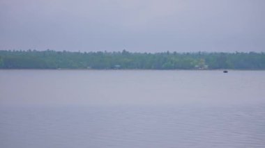 Manitoulin Adası, Kuzey Ontario, Kanada, Pike Gölü 'nde yer alan geniş sulak arazilerin büyüleyici panoramik manzarası. Huzurlu ve huzurlu cennet, huzurlu meditasyon merkezi..