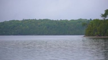 Manitoulin Adası 'ndaki Pike Gölü, Kuzey Ontario, Kanada. Sulak alanların vahşi doğasının güzel sihirli manzarası. Sessiz sakin ve sakin bir meditasyon noktası. Yazın doğa manzarası, yağmurlu gün.
