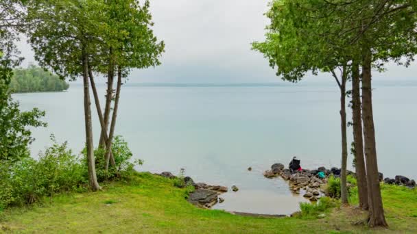 下雨天 在加拿大安大略省的里库湖上 捕鱼时间已经过去 钓竿的人往水里扔钓竿 家人在野生湖上悠闲自在 暑期业余爱好和假期 — 图库视频影像