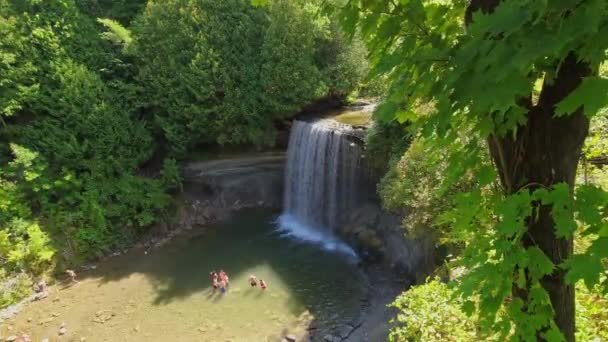 Bridal Veil Falls Populärt Stopp För Turister Att Utforska Manitoulin — Stockvideo
