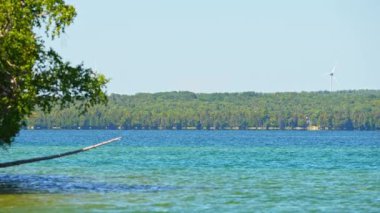 Manitou Gölü 'nün doğal güzelliğiyle çevrili lüks tatil manzarası. Eğlence amaçlı mutluluğun cazibesi Manitoulin Adası 'nın kıyı şeridinin panoramik manzarası, cennetteki deniz maceraları...