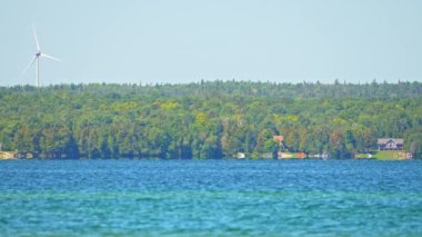 Manitou Gölü 'nün sakin ve büyüleyici sularının ve sulak alanlarının muhteşem manzarası. Kuzey Ontario, Kanada 'daki Manitoulin Adası' nın lüks manzarası. Adadaki en büyük göl..