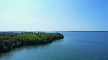Manitou Gölü 'nün sakin ve büyüleyici sularının ve sulak alanlarının muhteşem havası. Kuzey Ontario, Kanada 'daki Manitoulin Adası bitkisinin lüks manzarası. Adadaki en büyük göl..