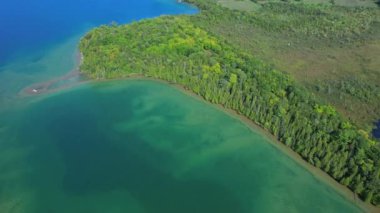 Manitou Gölü 'nün sakin ve büyüleyici sularının ve sulak alanlarının muhteşem havası. Kuzey Ontario, Kanada 'daki Manitoulin Adası bitkisinin lüks manzarası. Adadaki en büyük göl..