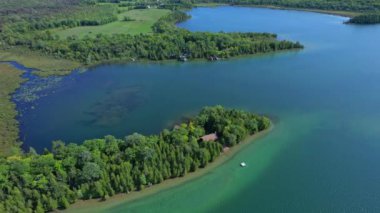 Manitou Gölü 'nün sakin ve büyüleyici sularının ve sulak alanlarının muhteşem havası. Kuzey Ontario, Kanada 'daki Manitoulin Adası bitkisinin lüks manzarası. Adadaki en büyük göl..
