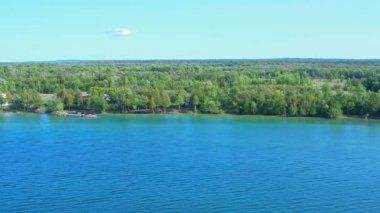 Manitou Gölü 'nün sakin ve büyüleyici sularının ve sulak alanlarının muhteşem havası. Kuzey Ontario, Kanada 'daki Manitoulin Adası bitkisinin lüks manzarası. Adadaki en büyük göl..