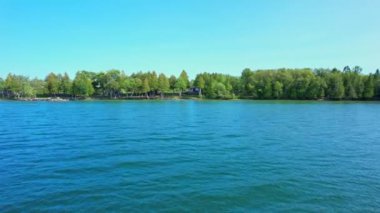 Manitou Gölü 'nün sakin ve büyüleyici sularının ve sulak alanlarının muhteşem havası. Kuzey Ontario, Kanada 'daki Manitoulin Adası bitkisinin lüks manzarası. Adadaki en büyük göl..