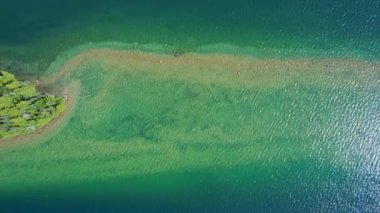 Manitou Gölü 'ndeki sakin suların sessiz cazibesine sahip muhteşem özel adanın havadan görünüşü. Manitoulin Adası 'nın temiz suları küçük adadaki güzel kır evlerini çevreledi..