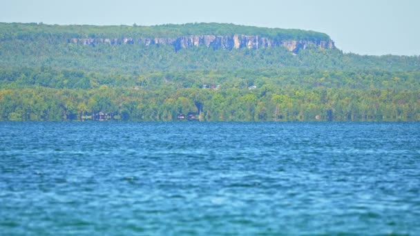 Wspaniały Widok Spokojne Urocze Wody Mokradła Jeziora Manitou Luksusowy Widok — Wideo stockowe