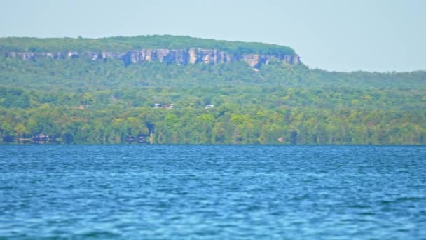 Великолепный Вид Спокойные Очаровательные Воды Водно Болотные Угодья Озера Маниту — стоковое видео