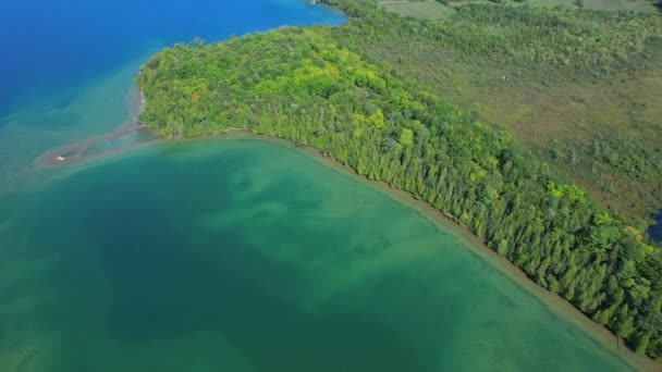 Magnífica Vista Aérea Aguas Tranquilas Encantadoras Humedales Del Lago Manitou — Vídeo de stock