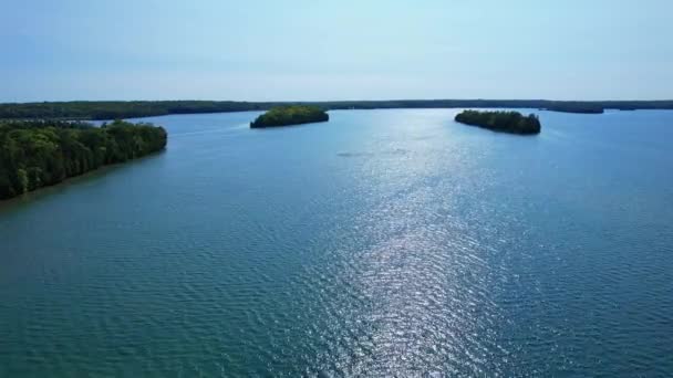マンネイ湖の穏やかで魅力的な水と湿地の壮大な空中観察 カナダ オンタリオ州北部のマニトリン島の植生の贅沢な眺め 島で最大の湖 — ストック動画