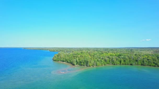 从空中俯瞰美丽的苏州湖 令人惊奇的天空线景观与树木和水 加拿大荒野 去度假吧 位于最大淡水岛上的小木屋 — 图库视频影像