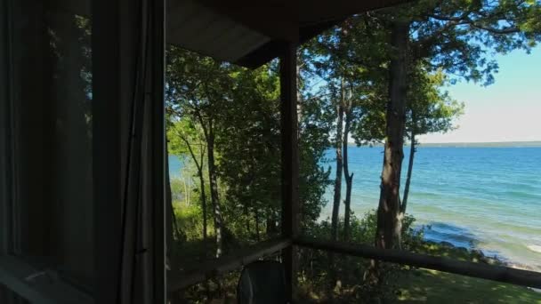 从船舱里俯瞰美丽的丽水湖 令人惊奇的天空线景观与树木和水 加拿大荒野 度假的绝佳地点 位于最大淡水岛上的小木屋 — 图库视频影像