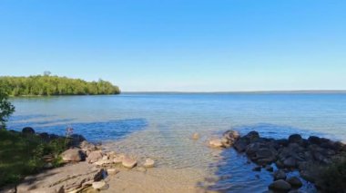 Kuzey Ontario, Kanada 'daki Manitoulin Adası' nın mücevheri Manitou Gölü 'nün muhteşem küçük körfezi. Adadaki en büyük göl, kilometrelerce el değmemiş su ve büyüleyici manzaralar..
