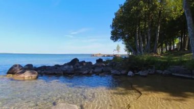 Manitou Gölü 'nün sakin ve büyüleyici sularının ve sulak alanlarının muhteşem manzarası. Kuzey Ontario, Kanada 'daki Manitoulin Adası' nın lüks manzarası. Adadaki en büyük göl..