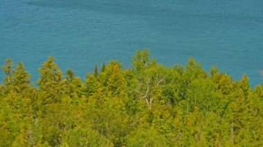 Sheguiandah manzaralı 10 Mile Point Ticaret Merkezi. Huron Gölü 'nün doğal güzelliğiyle çevrili lüks bir gün tatili. Manitoulin Adası 'nın sahil şeridinin eğlence ve panoramik manzarasına sahip.