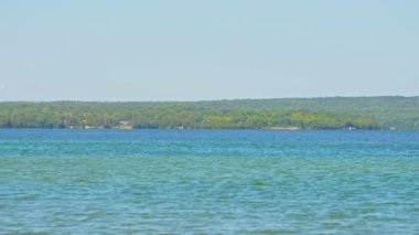 Manitou Gölü 'nün doğal güzelliğiyle çevrili lüks tatil manzarası. Eğlence amaçlı mutluluğun cazibesi Manitoulin Adası 'nın kıyı şeridinin panoramik manzarası, cennetteki deniz maceraları...