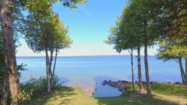 カナダのオンタリオ州北部のマニトリン島の宝石であるマニトゥー湖の巨大な小さな湾 島で最も大きい湖 原始的な水のキロメートルにまたがる風景 — ストック動画