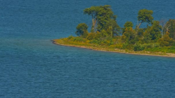カナダ オンタリオ州マニトリン島のシギヤンダの10マイルポイント取引ポストからの眺め 湖のきれいな水に囲まれたリトリートコテージまたはキャビン付きの小さな島 ヒューロン — ストック動画