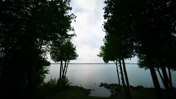 ナイトアイランド湖のタイムトラフィックの家からの眺め マニトリン島のコテージまたはヴィラバルコニーからの眺め マニョー湖での星の夜 カナダの有名な観光客の休暇のルート アメリカ — ストック動画