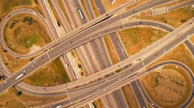 Birden fazla yol ve köprüsü olan otoban havalimanı. Kuzey Amerika Kanada 'da yüksek hızlı araba trafiği. Çok katlı yüksek hız karayolu kompleksinde ulaşım trafiği.