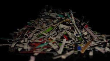Parçalanmış plastik banka kredi kartları. Yüksek faiz oranları, gecikme ücretleri. Enflasyon ekonomik durumu, yönetim kredi kartı borcu. Kişisel mali sıkıntılar, mali sıkıntılar, iflaslar