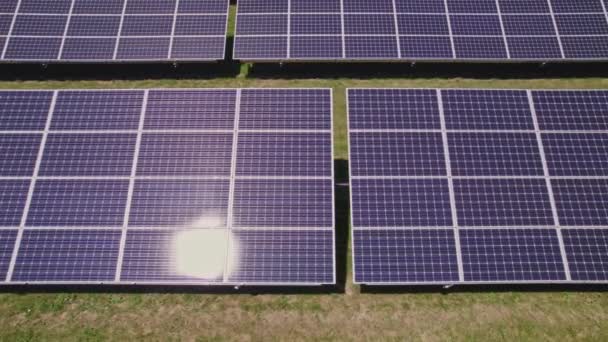 Vista Aérea Superficie Fotovoltaica Azul Los Paneles Solares Montados Primer — Vídeo de stock