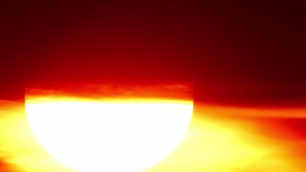 Czerwony Epicki Zachód Słońca Przez Ciemnożółte Pomarańczowe Chmury Kinowa Panorama — Wideo stockowe