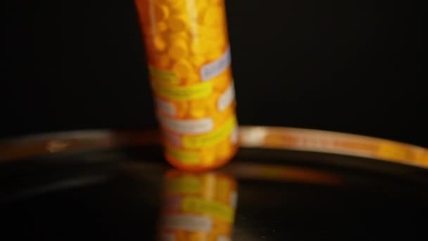 Рецепт Таблетки Пляшка Падає Столом Розсіює Ліки Повільному Русі Опіоїдна — стокове відео