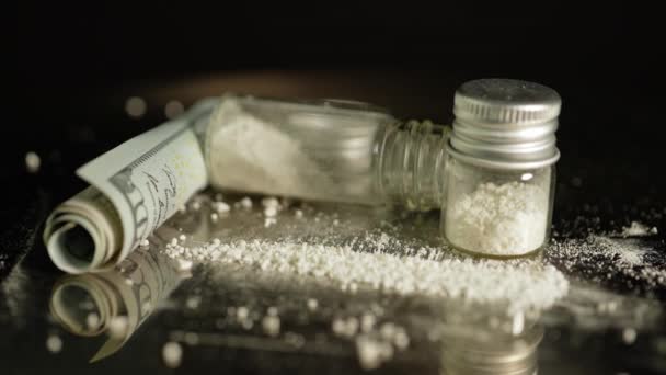 コンテナに置かれたヘロインまたは粉砕されたオキシコドン ガラス瓶に貯蔵された粉末状の違法薬物は 薬物乱用を示しています オピオイドとフェンタニルを含む継続的な危機 — ストック動画