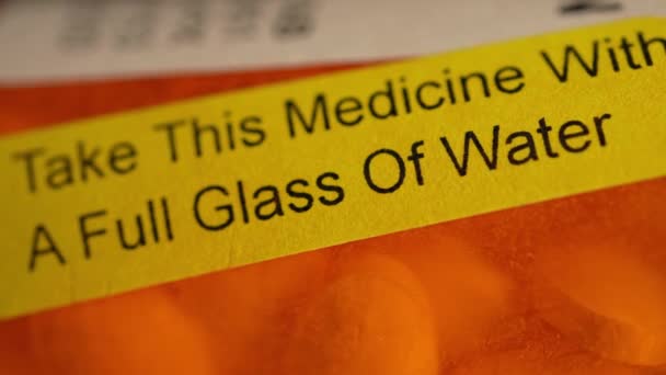Bottiglia Prescrizione Con Adesivi Avvertimento Dicendo Prendi Questo Medicinale Con — Video Stock