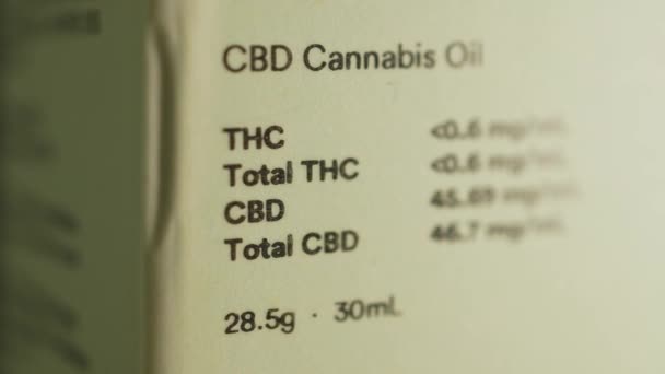 Μακρο Κοντινό Πλάνο Της Cbd Cannabis Oil Δοσολογία Στο Κουτί — Αρχείο Βίντεο