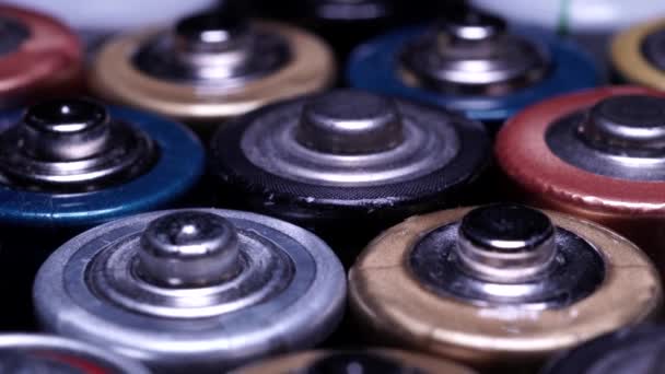Baterias Usadas Antigas Fecham Vista Superior Lateral Foco Seletivo Diferentes — Vídeo de Stock
