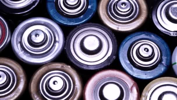古い使用済みバッテリーがサイドトップビューを閉じます 選択的な焦点 リサイクルのための異なったタイプの電池 再生可能エネルギー アルカリ電源 — ストック動画