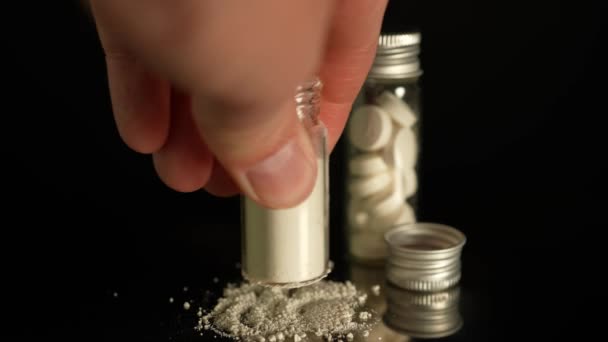 ガラス瓶の粉末中の違法薬物 物質の乱用 オピオイドとフェンタニル危機 薬物ヘロイン またはボトルに詰まったオキシコドン粉砕 スノーシングに使用する中毒者 — ストック動画