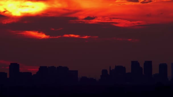 暑い夏の空の壮大な夕日 シネマティックホワイトイエローオレンジ太陽の動き 望遠レンズで撮影された劇的な太陽のセット — ストック動画