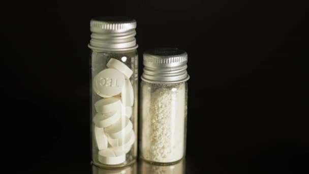 コンテナに置かれたヘロインまたは粉砕されたオキシコドン ガラス瓶に貯蔵された粉末状の違法薬物は 薬物乱用を示しています オピオイドとフェンタニルを含む継続的な危機 — ストック動画