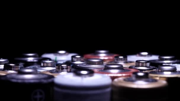 Batterier Med Dimljus Selektivt Fokus Insamling Batterier Extrem Makro Närbild — Stockvideo