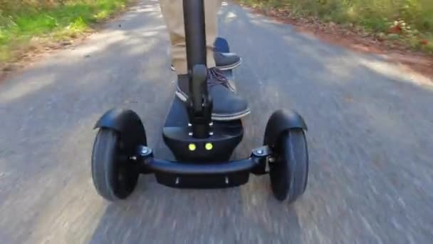 Persoon Rijdt Een Gemotoriseerde Elektrische Scooter Zijn Bedrijf Boodschappen Recreatieve — Stockvideo