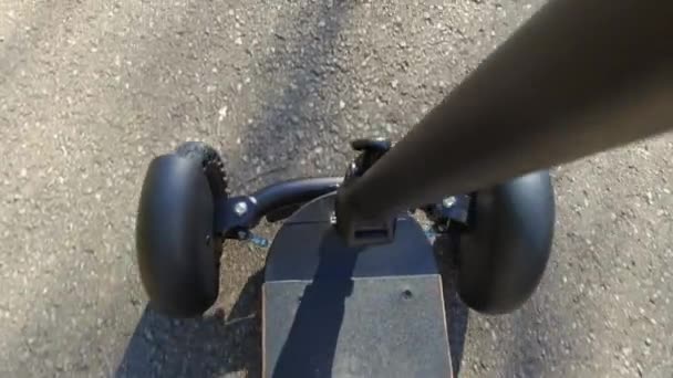 Riding Scooter Pov Green Area City Park Асфальтовая Дорога Закат — стоковое видео