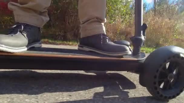 Jovem Montando Uma Scooter Elétrica Área Parque Urbano Para Seu — Vídeo de Stock